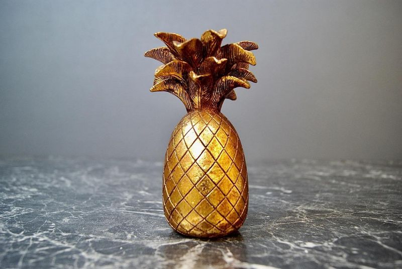 Lysestake gull ananas